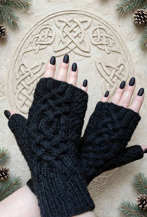 Mitenki „Celtycki Aksamit" czarne merino warkocz handmade unisex