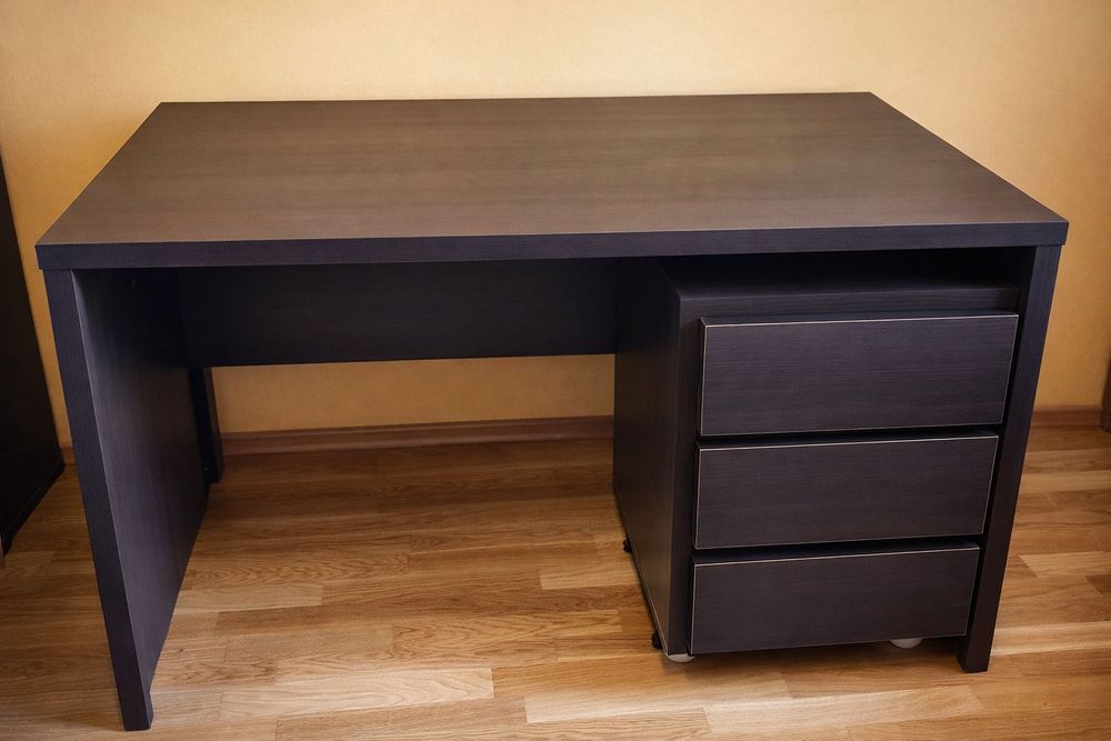Biurko oraz szafka do pokoju