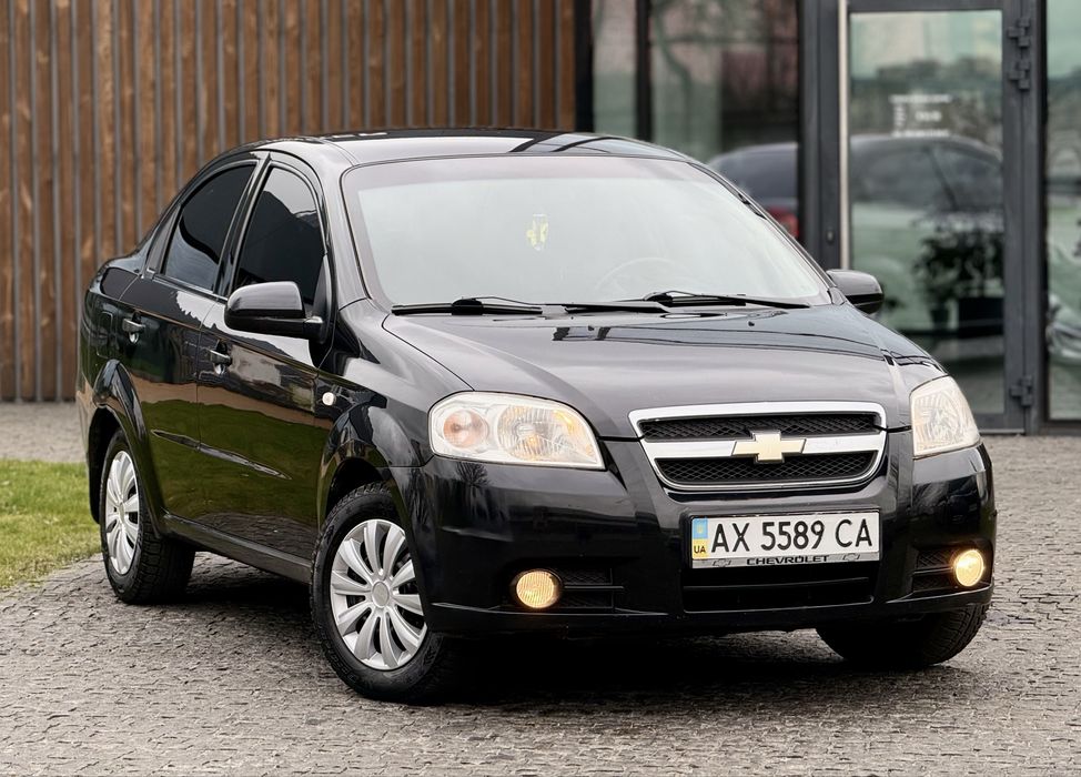 В продаже хозяйский Chevrolet Aveo. Автомобиль в хорошем состоянии, капиталовложений не требует. 

Технически без замечаний, двигатель работает хорошо, без посторонних звуков, масло не берет. 
По трансмиссии нареканий нету, ходовая сбитая, не гремит. 

Автомобиль после большого ТО 
Замена всех технических жидкостей. 
Обслужена тормозная система, ручник работает. Новые тормозные колодки.
Промыта система охлаждения и дополнительно установлен фильтрующий элемент.
Также заменен комплект ГРМ вместе с водяным насосом. 

Кузов целый, без коррозии. Все проблемные места данного автомобиля обработаны. Стекла все родные за исключением лобового. 

Дополнительно установлено газовое оборудование четвертого поколения, которые вписано в техпаспорт. 
Расход газа 10/100. 

Автомобиль на хорошей зимней резине, новый аккумулятор.

Комплектация LS 
Эл. стеклоподъемники 
Кондиционер 
Противотуманные фары 
Эл. зеркала 
Центральный замок 
Сигнализация 
Магнитола Kenwood с USB 
ABS AirBag

С документами полный порядок, любой вид переоформления. 

Смотреть ул. Павлова 9, по предварительному звонку за час.
