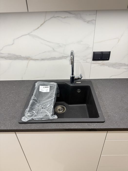 Meble kuchenne wraz z blatem i zlewem