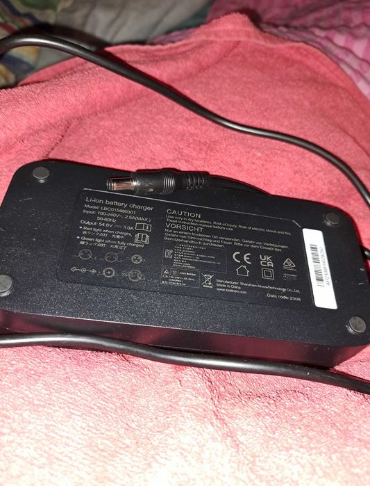 Ładowarka  Rower El.. 54,5 V A i zasilacze HP i zasilacz marki Laptop Power.