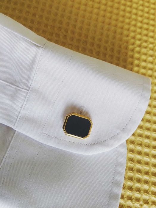 Botões de punho em negro, com rebordo dourado. Novos em embalagem