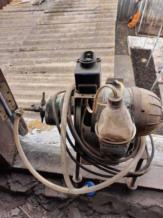Продам эл. двигатель с насосом (на фото)
