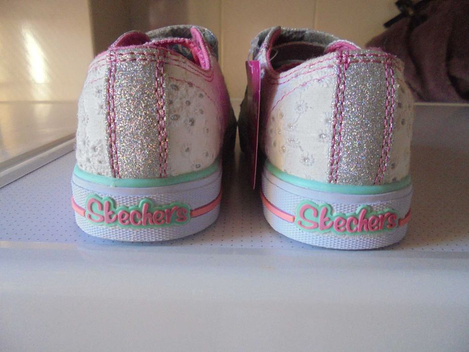ténis de menina da marca Skechers novas