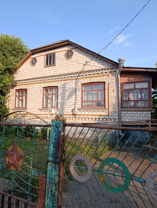 Добротний цегляний будинок у центрі смт Вапнярка, 12 соток, гараж та всі зручності