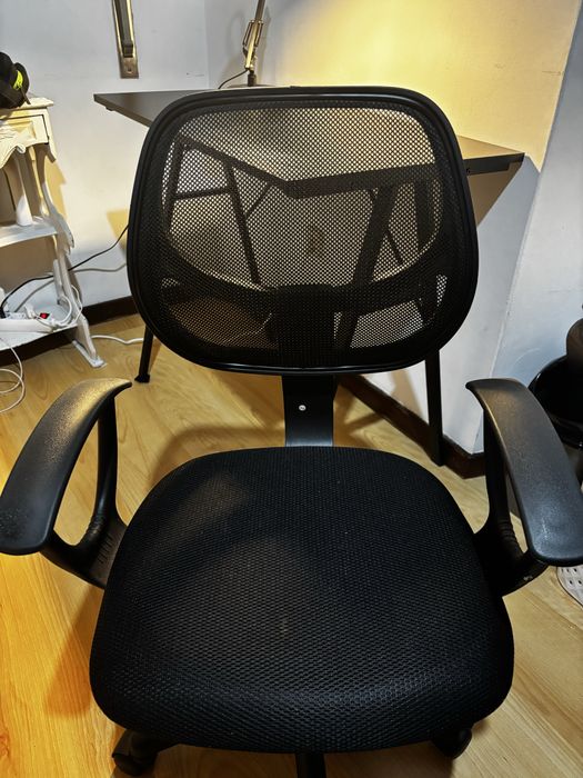 Secretaria com cadeira e candeeiro