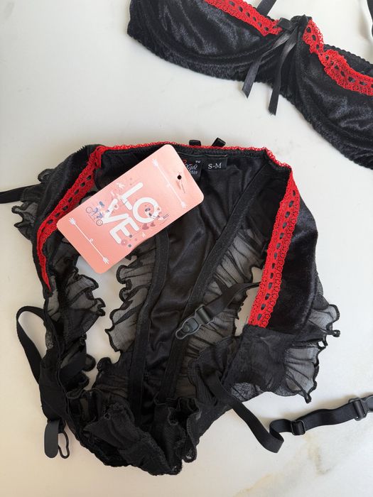 Komplet czarnej bielizny stanik i majtki stringi falbanki bardotka