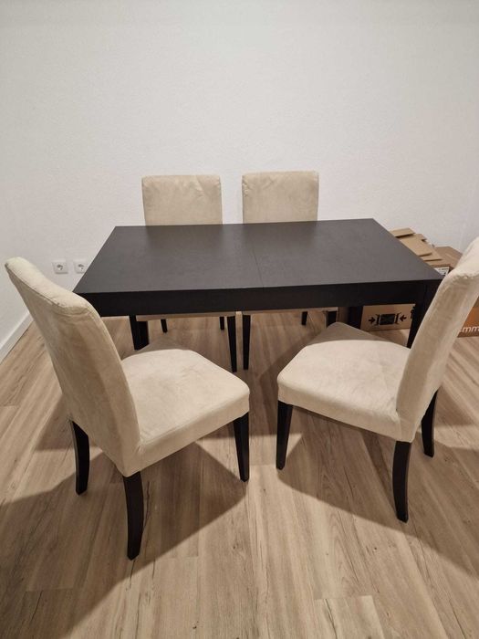 Mesa extensível e cadeiras