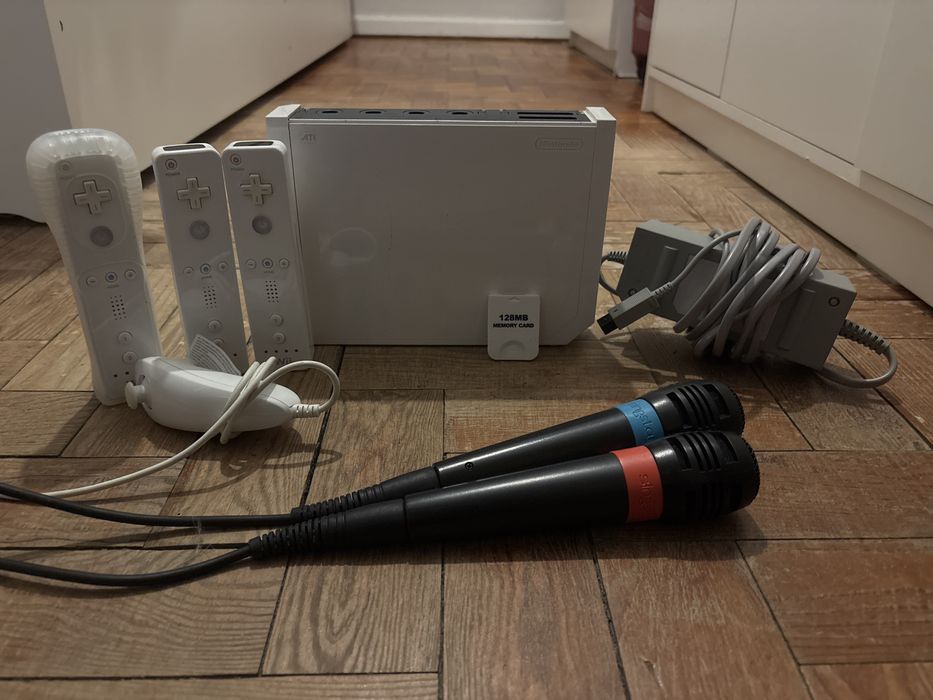 Nintendo Wii Completa + 3 Comandos + Sensor Bar (a funcionar)