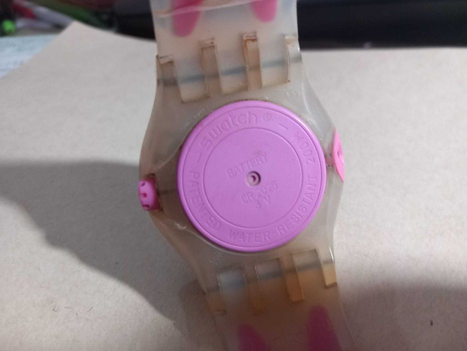 Relógio desportivo da marca Swatch,