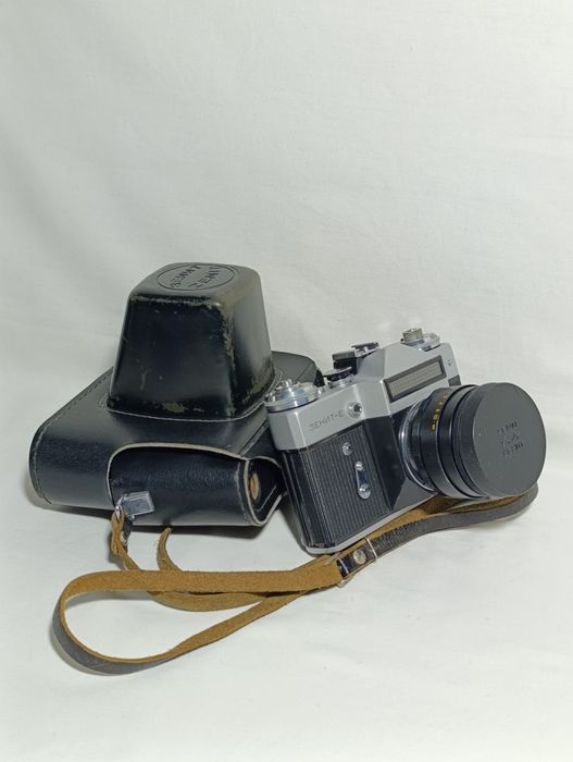 Фотоапарат Зенит у кофрі.