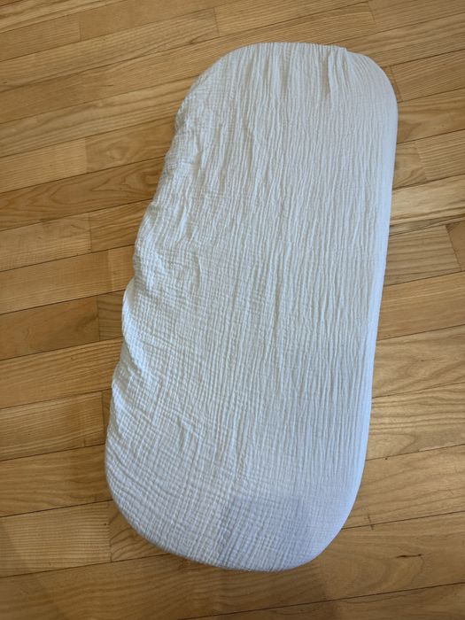 Непромокаючі простирадла на резинці у візочок, одне муслін