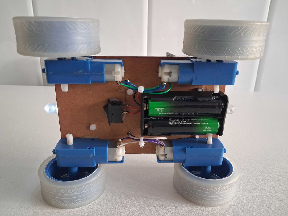 Carro Robot Arduino controlado por Bluetooth c/ luzes.