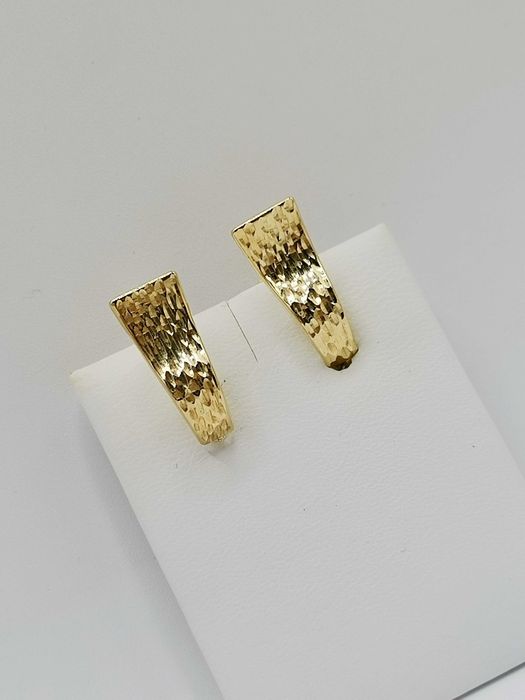 Nowe złote kolczyki repusowane.