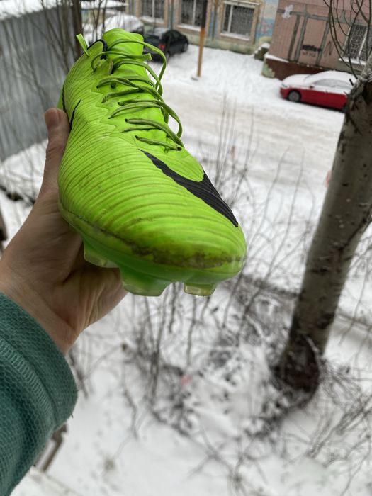 Футбольные бутцы бренда Найк