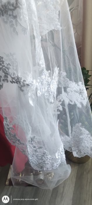 Piękny długi welon ślubny