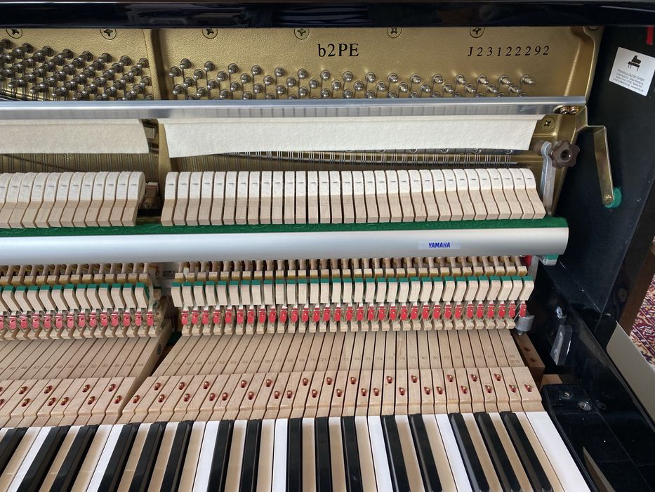 Piękne, czarne pianino Yamaha B2