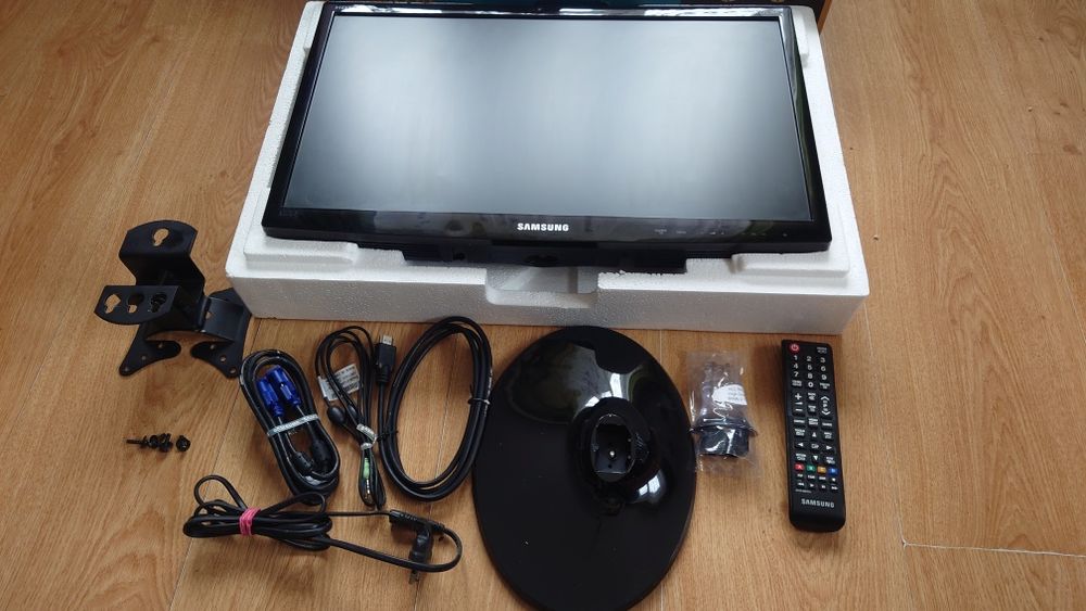 Samsung SyncMaster LT22C300 EW/EN pełen komplet plus uchwyt
1920 x 108