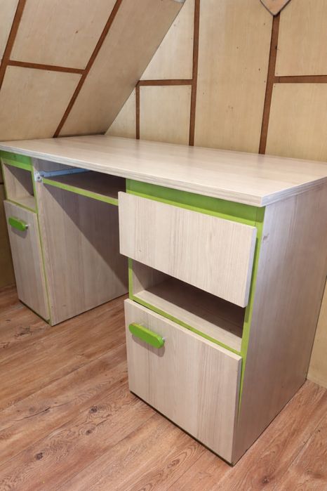 Biurko do pokuju beżowe z zielonymi elementami