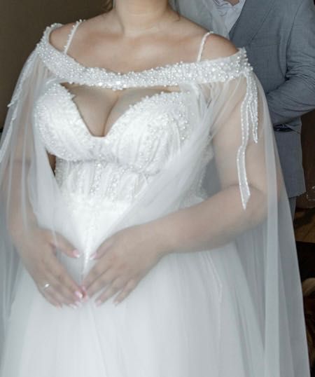 Весільна сукня з кейпом