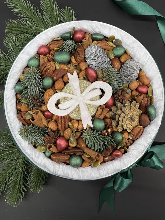 Корисний бокс з горішками / букети