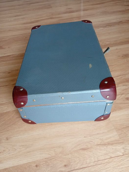 Stara walizka podróżna lata 50-te