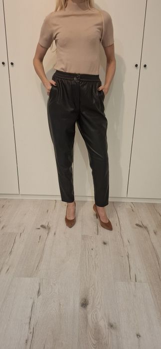 Czarne spodnie ze skóry Mohito