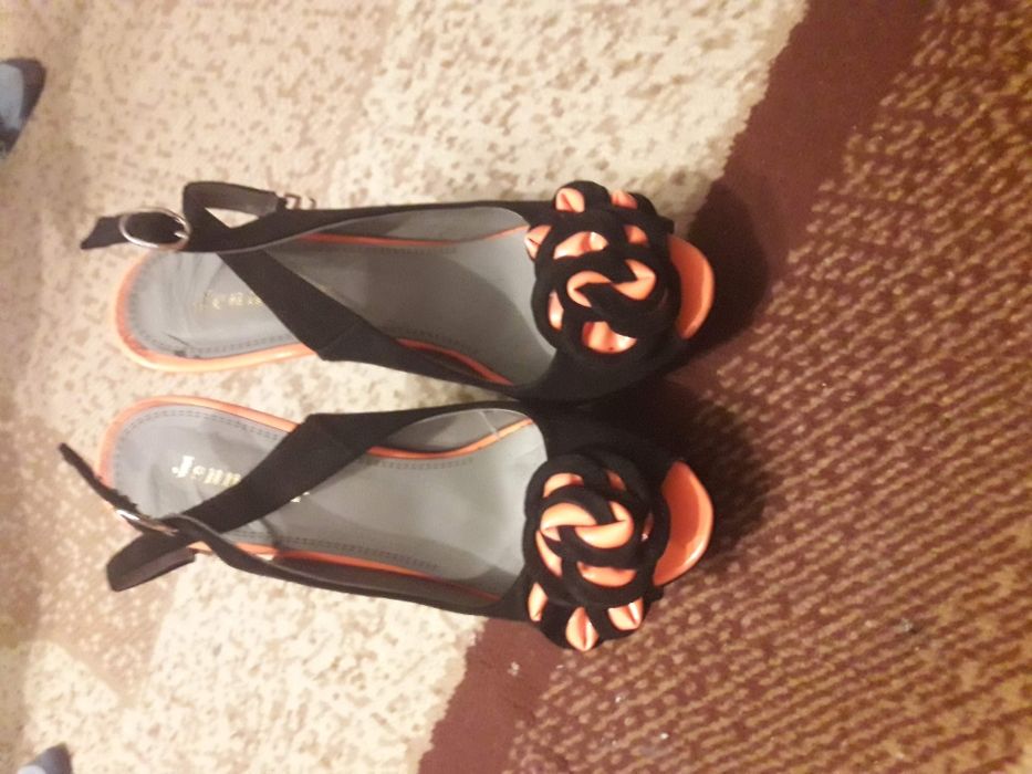 продам сандалі для дівчини розмір 36