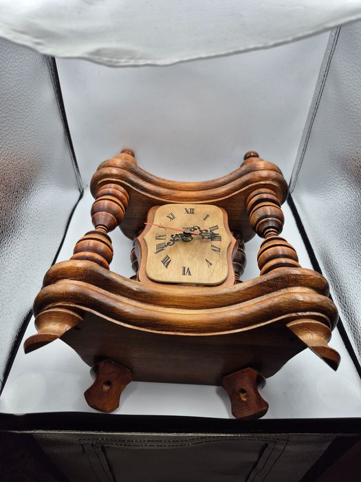 Drewniany zegar kominkowy / stołowy – styl retro, kwarc, sprawny