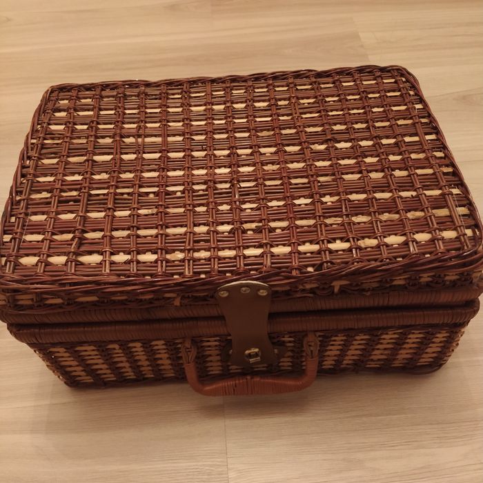 Kosz piknikowy z talerzami i kubkami retro