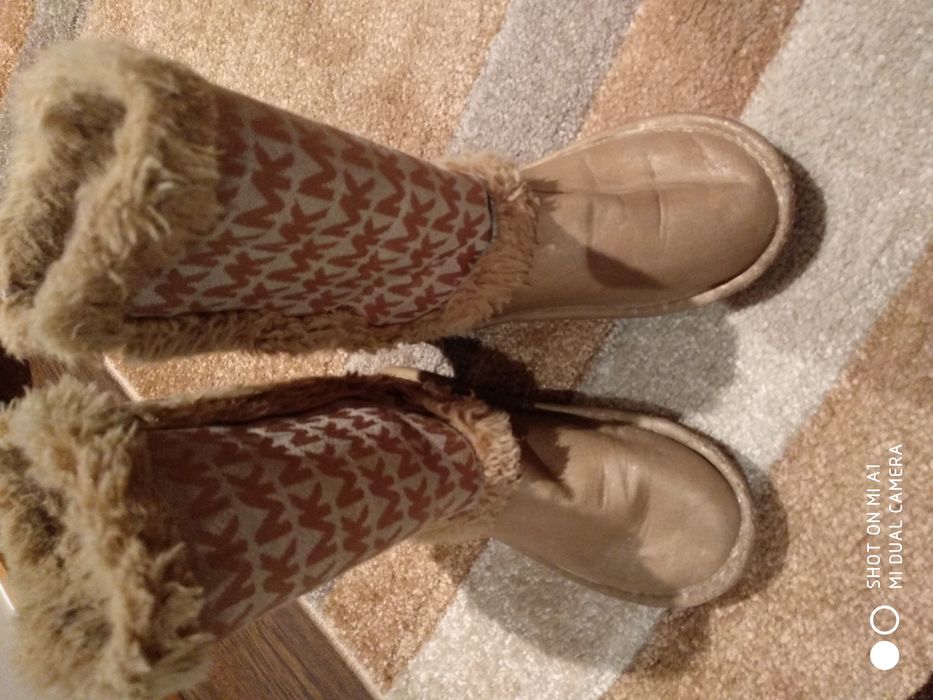 Botas menina e sapatilhas