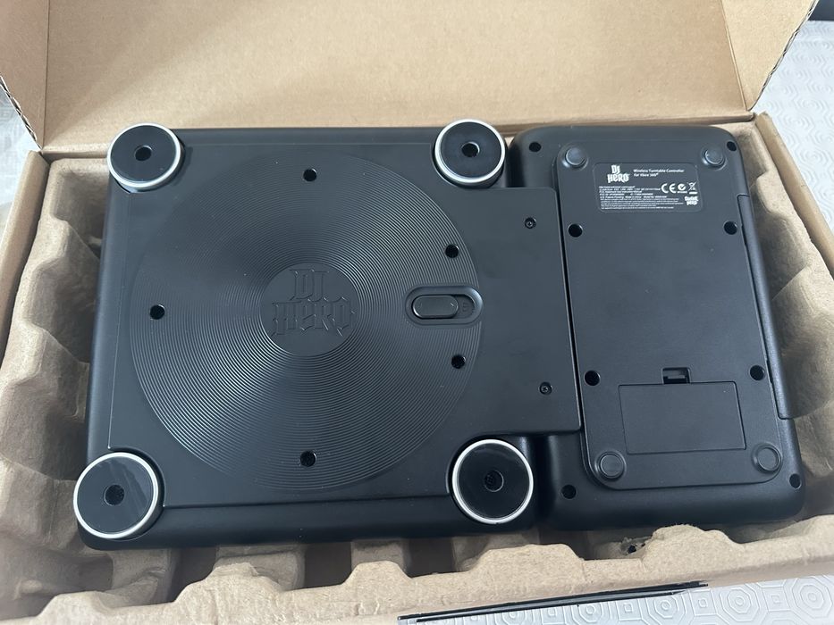 Aproveita - DJ Hero + Mesa – Jogo e equipamento Xbox 360 + Oferta