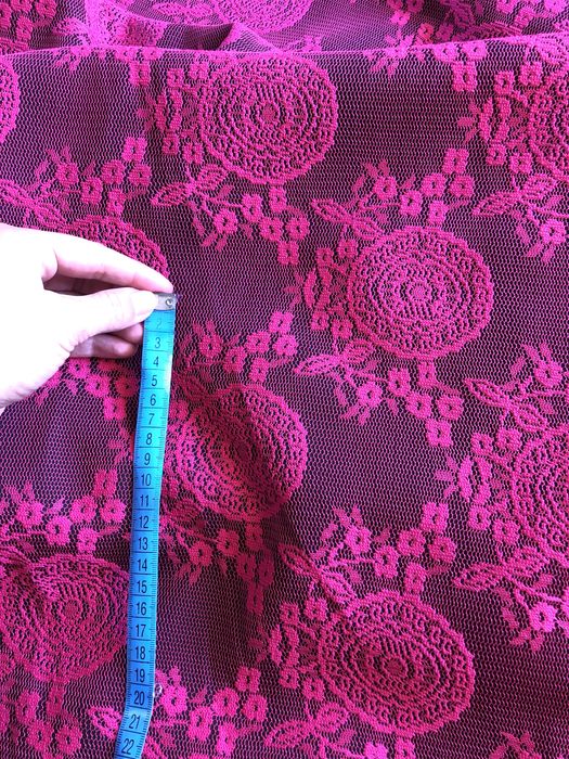 Materiał czarny czerwony koronka 2,7 mb