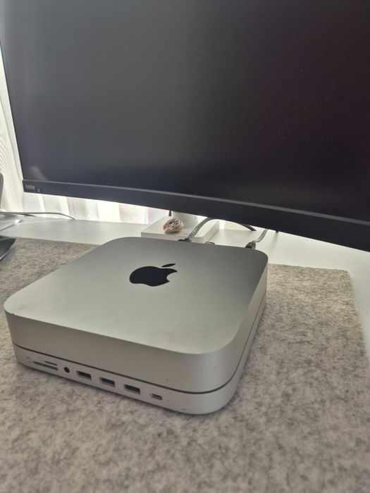 Mac mini M1 (2020) – 16 GB RAM / 256 GB SSD + podstawka z hubem, komplet w oryginalnym pudełku