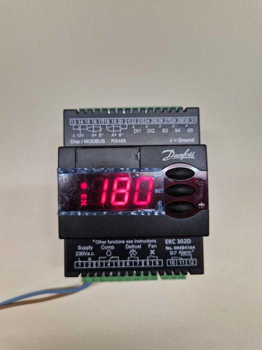 Sterowniki , regulatory Danfoss EKC 302D dla chłodnictwa szt . 2 .