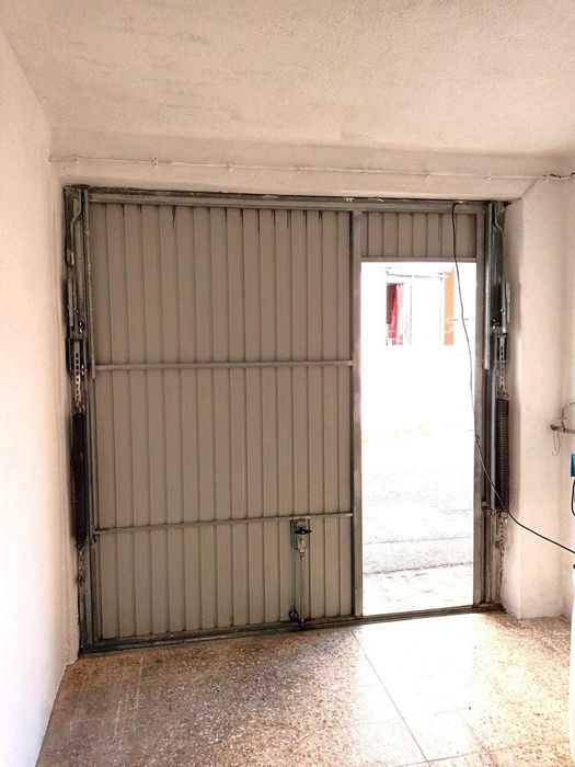 Garagem com porta para a rua - Algueirão