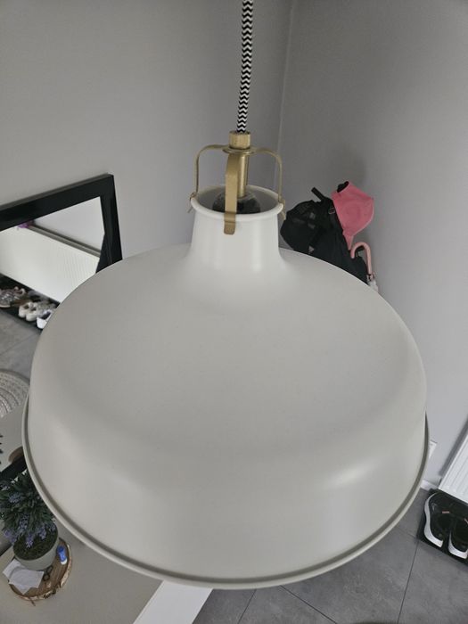 Biała lampa wisząca ikea