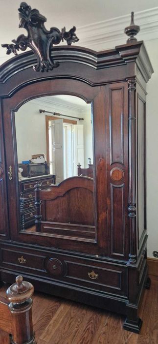 Conjunto cama de casal e guarda fatos estilo Romântico.