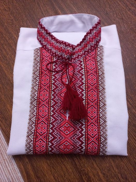 Вишиванки чоловічі в асортименті.