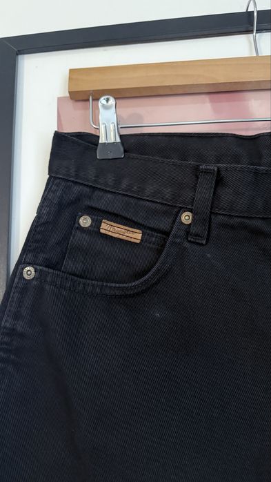 Czarne spodnie proste wrangler jeansy