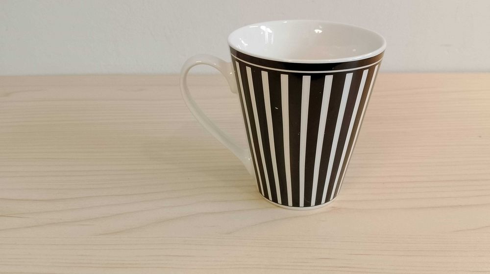 Kubek w pasy, czarno biały, 250 ml.