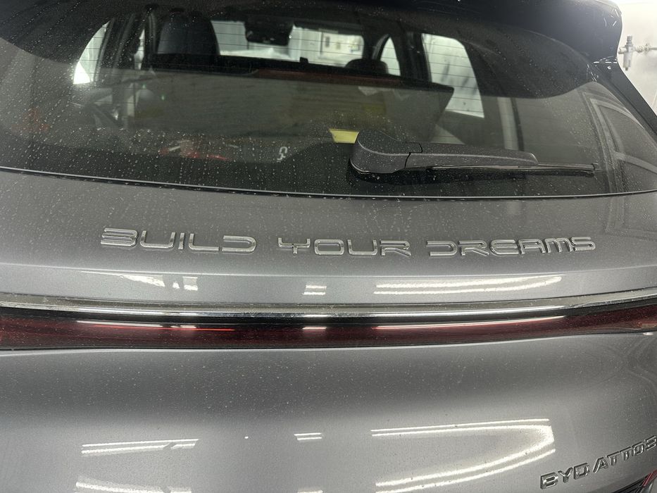 BYD Frise de tras lado esquerdo