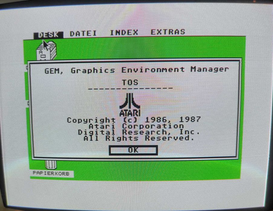 Atari 1040 STFM w bardzo ładnym stanie.