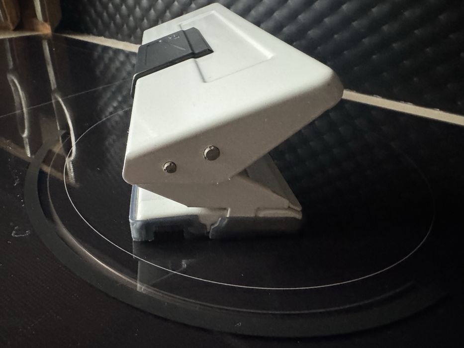 Sprzedam dziurkacz duży Leitz