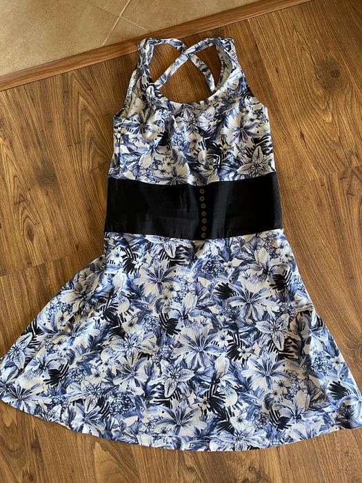 Biała sukienka w niebieskie granatowe kwiaty na ramiączkach Mczarny pa