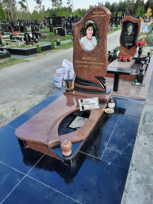 Памʼятники з червоного граніту