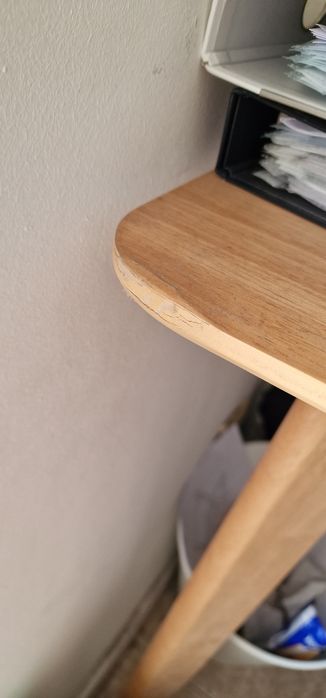 Vendo mesa de Jantar (só a mesa!) 150x90cm. Tem um pequeno defeito num dos cantos arredondado.