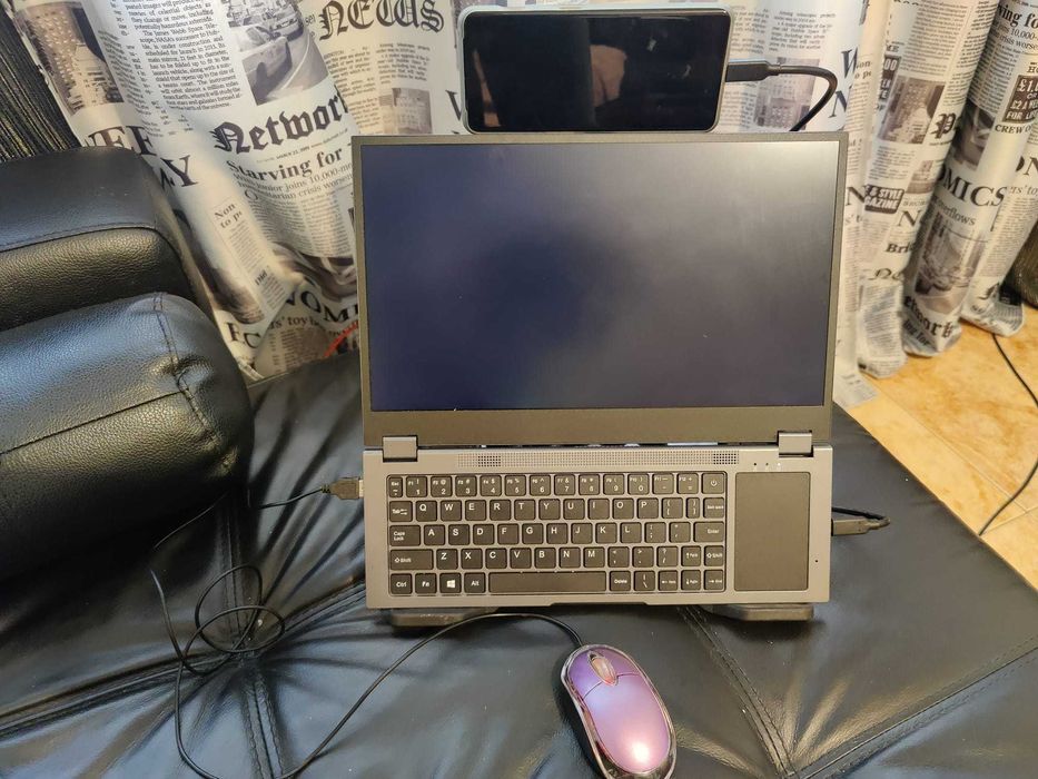 Monitor com teclado para telemóvel .