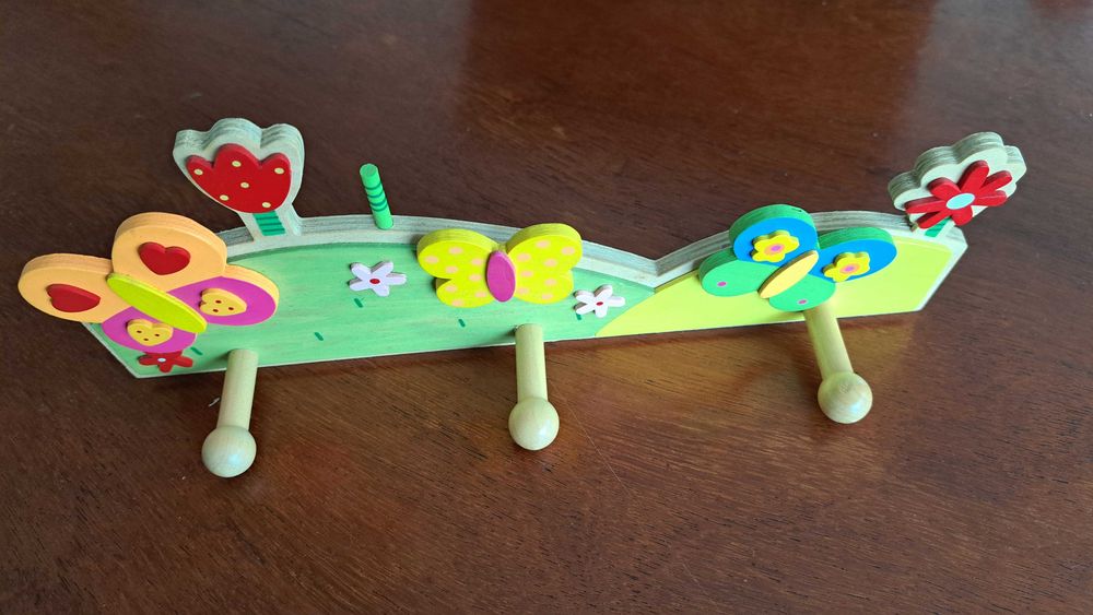 Cabide em madeira para quarto de criança