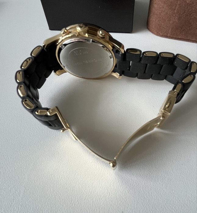 Relógio Michael kors preto e dourado como novo